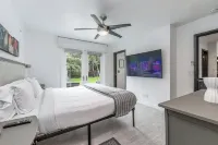 Dania Beach Spectacular Oasis. Close to the Beach, Ft. Airport and Port