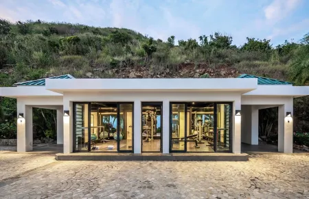 Stunning Villa Movina with Gym, Two Pools, and Breathtaking Views of St. Barts Отели рядом с достопримечательностью «Dawn Beach»