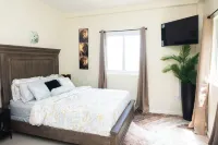 Luxury 2 bed 2 bath House ,Whale watching  and 2 mins away from ferry terminal Hotels near Central Library