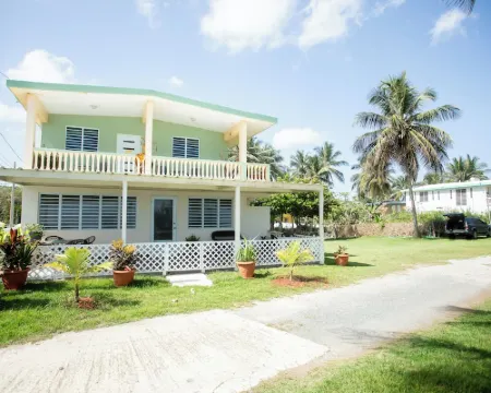 PELICAN REEF BEACHFRONT 2 BED 1 BATH A/C ON SMALL FARM, SURF RIGHT OUT FRONT Hotels in Aguada