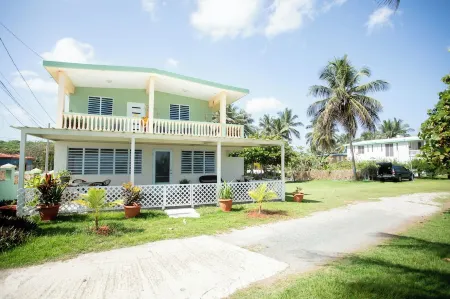 PELICAN REEF BEACHFRONT 2 BED 1 BATH A/C ON SMALL FARM, SURF RIGHT OUT FRONT Отели в г. Агуада