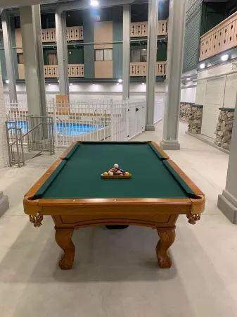 Indoor pool & hot tub. Beautiful 2 bedroom condo within 3 min walk to village.