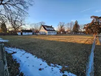 Huge deck & yard Near Indoor Sports Arena! Spacious! Smart TVs! Fast Wifi! Cozy.