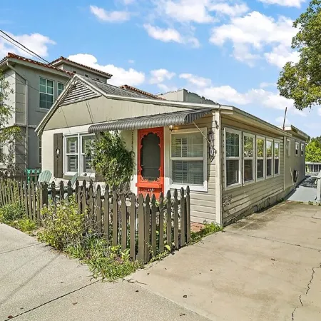 Location! Location! Location! in the Middle of Downtown Mt Dora!