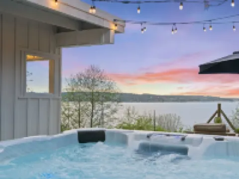 Waterview Rabbit Hill Cottage w/hot tub. Hotels in Mukilteo