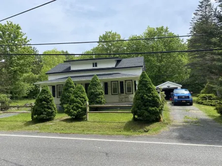 Beautiful home just 5 min to Windham, 10 min to Hunter – perfect location!