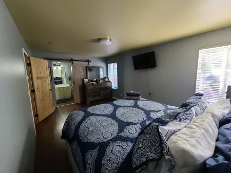 Flathead Lake home W/ private beach, dock, and hot tub Отели в г. Лейксайд