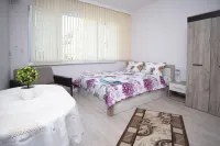 Lynn's Oasis-Ocean Touch in Core Downtown Hotels in Burgas