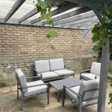 Cheerful 3 Bedroomed house,with parking and free intern free Hotel Exterior