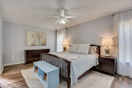 Convenient, Comfortable, & Charming Bungalow - Medical District! Отели рядом с достопримечательностью «Медоу Гарден»