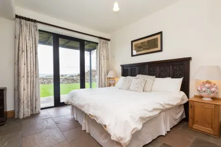 Traditional & spacious 2 bedroom cottage on the edge of the Lake District Отели рядом с достопримечательностью «Lakeland Climbing Centre»