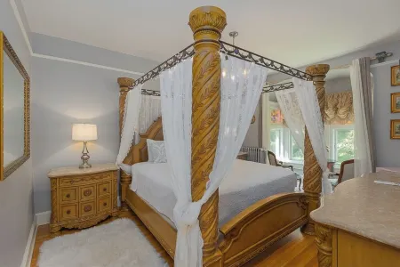 Room 2 at The Warwick Inn – Cozy Elegance in the Heart of Town Отели в г. Уорик