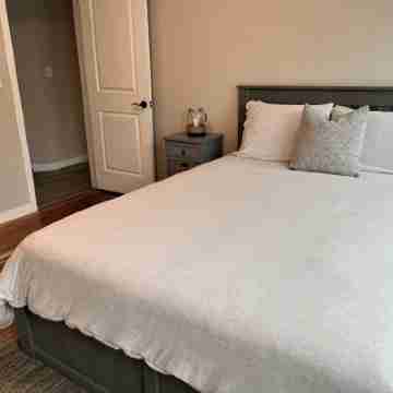 2 Bedroom Rental in Newport w/ Parking! Steps away from Thames, Broadway, & DT! Rooms