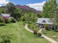 Apple Orchard Inn - parking