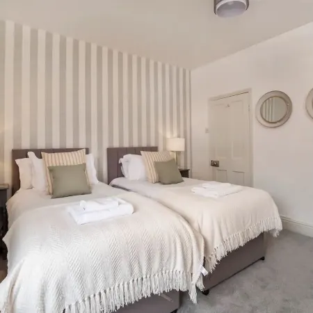 Amberley House - with Hot Tub + Free Parking