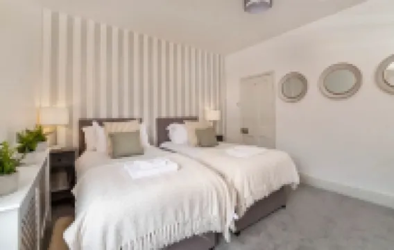 Amberley House - with Hot Tub + Free Parking