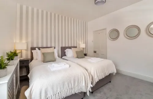 Amberley House - with Hot Tub + Free Parking