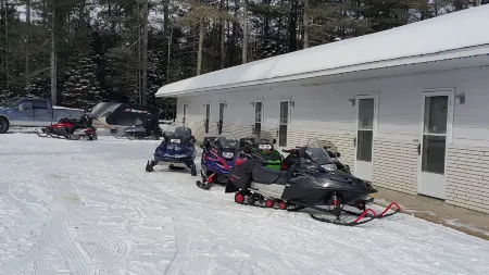 Pine Motel Отели в г. Дип Ривер