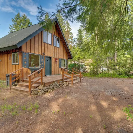 1 Mi to Lake Easton Cozy Cascades Cabin!