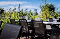 Eco-Domaine la Fontaine - Hotel-Spa - 300 m Plage de la Fontaine Aux Bretons - 朝食