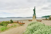 2 Blocks to Beach Park: Cozy Seattle Townhome Hotels in Bainbridge