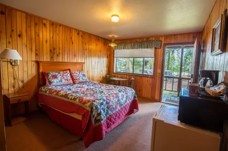 Crater Lake Gateway-Rocky Point Resort Отели рядом с достопримечательностью «Train Mountain Railroad Museum»