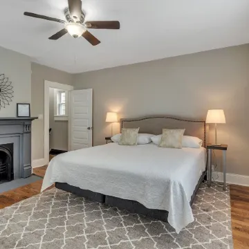 Recently Renovated Home in the Heart of Bellevue! 2 Bedroom Home by Redawning