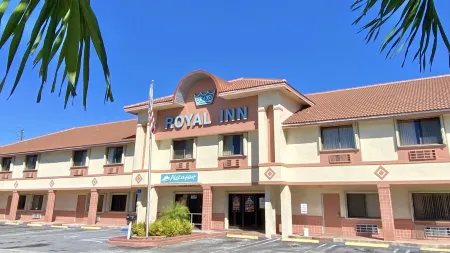 Royal Inn Hotel Отели рядом с достопримечательностью «Royal Palm Beach Commons Park»