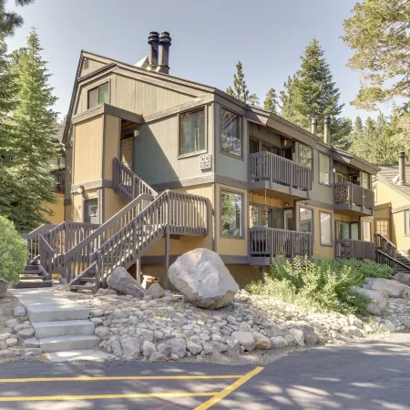 5 Mi to Mammoth Mtn Ski Area: Condo w/ Views!