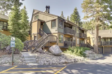5 Mi to Mammoth Mtn Ski Area: Condo w/ Views! Отели в г. Маммот-Лейкс