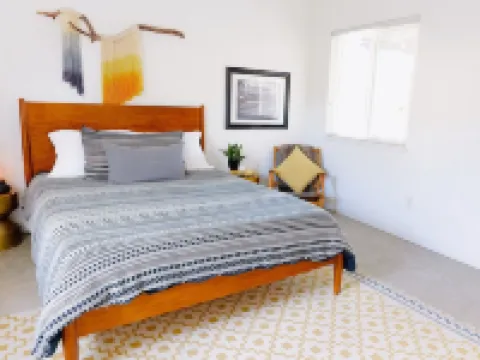 Live Centered W/ Hot Tub, Fire Pit in Joshua Tree 2 Bedroom Home by RedAwning 約書亞樹村酒店