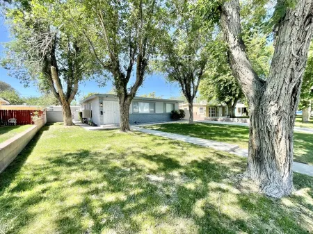 3BR/2BA Near the BLVD - Parking, Laundry, Sleep 10