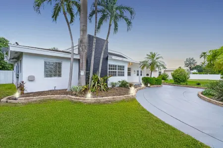 Waterfront Jungle House, Firepit, Kayaks & Sunset