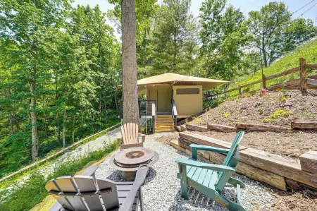 Mtn-view Deck: Scenic Glamping Getaway Near Boone! Отели в г. Хитон