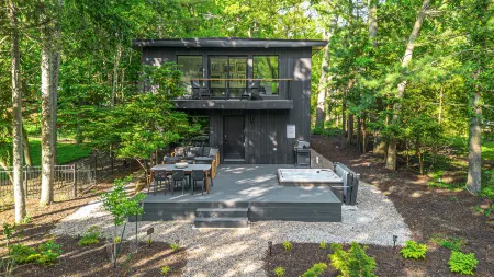 Stunning Outdoor Oasis with Hot Tub and Fire Pit - Elegant Retreat