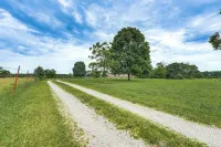 18 Mi to Table Rock Lake: Pet-Friendly Ozark Home! - parking