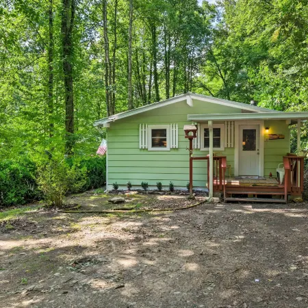 Smoky Mtn Cottage on Creek w/ Lanai & Forest Views Ξενοδοχεία στην πόλη Cowee