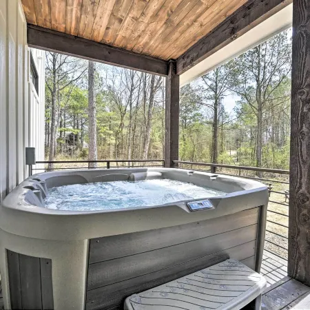 Private Hot Tub, Outdoor Fireplace: Broken Bow Gem Hoteles en Broken Bow