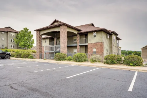 Branson West Vacation Rental w/ Resort Amenities! - Parkplatz