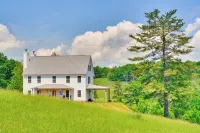Timeless Hillsville Farmhouse Blue Ridge Parkway! - parking