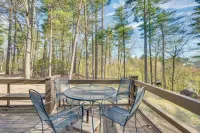 Half Mile to Ski Slopes: Conway Condo w/ Hot Tub! - Parkplatz
