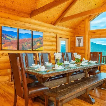 Heavenly Heights Lodge •Hot Tub •Theater •Game Room • Pet Friendly • Elopements