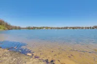 Walk to Lake: Nautical Akron Cottage w/ Deck! -  Privatzimmer
