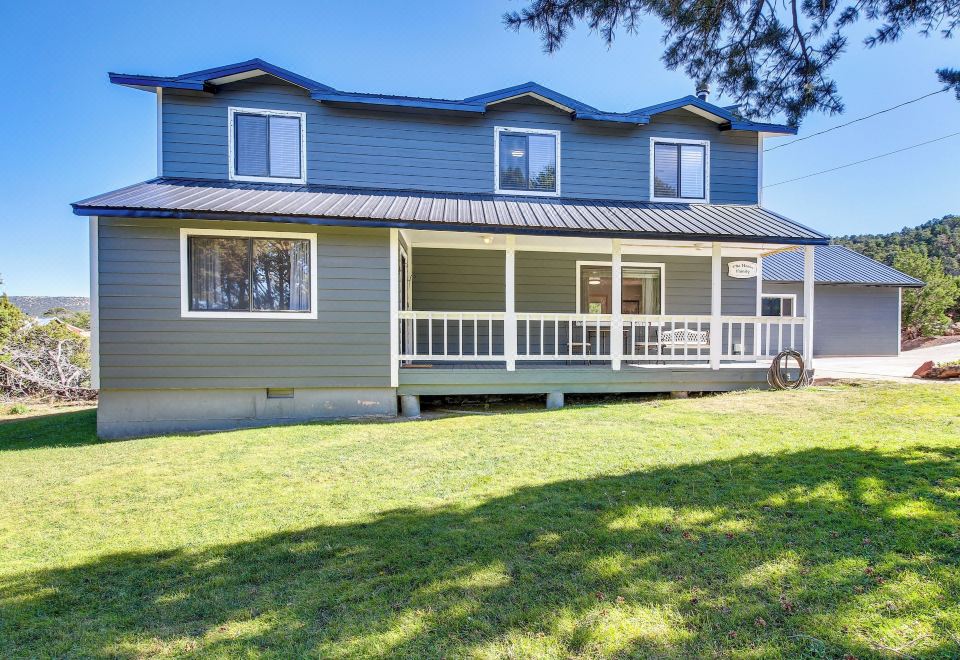 Eagar Vacation Rental Home w/ Spacious Deck! - Housity