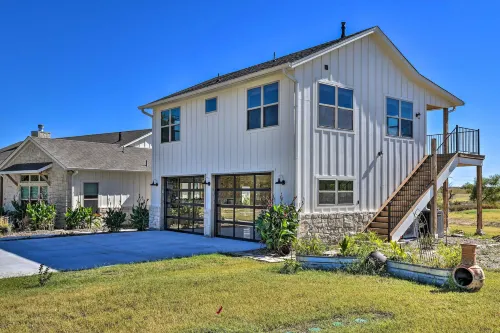 Dog-Friendly Apartment ~ 32 Mi to Fort Worth!