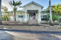 Waterfront Condo w/ Water Park, Walk to the Beach! - Pysäköinti