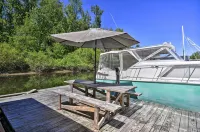 Floating Home on Columbia River w/ Provided Kayaks - balcony