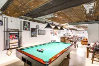Fire Pit & Game Room: Family Home in Marshall - Wifi