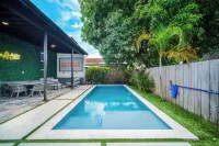 Charming Villa, Sleeps 16, Private Pool, Outdoor Cinema, Central Miami
