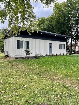 Villa Mysa-A Cozy Container Stay! Отели в г. Линдсборг